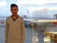 Я с «призраком» 2-палубного Boeing 747 авиакомпании «Россия» за стеклом зоны вылета аэропорта Шереметьево.
