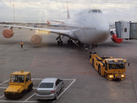 Приближение «горбача» Boeing 747 “Jumbo Jet” к зданию аэровокзала (точнее, к его «рукаву») живо напомнило мне начало смешного фильма «Аэроплан» (“Airplane!”, 1980). 😁