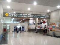 Хотя аэропорт Ларнака (διεθνής αερολιμένας Λάρνακας) был для меня не 1-м «греческим» аэропортом, за 2 года от предыдущего (аэропорта Диагорас на Родосе) я успел забыть, что не все греческие буквы, похожие на русские, читаются так же. 🤦