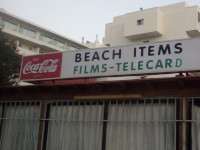 Плёнки и теле-автомобиль. Хотя на тот момент (июль-2021) “Coca-Cola” ещё не ушла из России, фотоплёнка (film) точно давно была вытеснена цифровыми фотоаппаратами и смартфонами, а что такое теле-автомобиль (telecar), даже если это телекарточка (telecard) после приписывания к вывеске буквы “D” от руки, совсем непонятно… 🤔