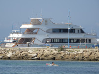 Королева океана. Это о яхте “Ocean Queen”, конечно. 😇