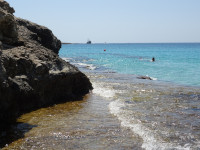 Скалы и (Сладкая) вода. Название айя-напского пляжа “Γλυκυ νερο” переводится с греческого как «Сладкая вода».