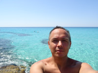 Автофото меня на живописном айя-напском пляже Сладкая вода (Γλυκυ νερο): лазурное Средиземное море (Μεσόγειος θάλασσα).