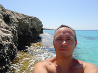 Автофото меня на живописном айя-напском пляже Сладкая вода (Γλυκυ νερο): немного больше скал.
