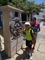 В кипрской Айя-Напе (Αγία Νάπα) из римских «Уст истины» (Bocca della verità) сделали «анализатор руки» (hand analyzer).