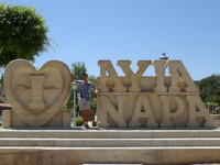 Я с основательной каменной надписью «Я люблю Айя-Напу» (I ❤️ Ayia Napa) – там правда хорошо. 😊
