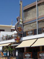 Свинья грязь… ой, то есть любитель рока “Hard Rock Cafe” везде найдёт, даже в курортной Айя-Напе (Αγία Νάπα). 🤘