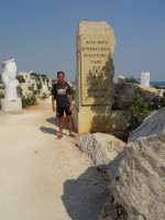Я у входа в Айя-Напский международный парк скульптур (Ayia Napa International Sculpture Park), он же музей скульптур под открытым небом (Open Sculpture Museum).