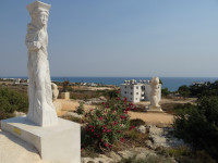 Один из видов с одной из аллей Айя-Напского парка скульптур и кактусов (Πάρκο γλυπτικής Αγίας Νάπας) на Средиземное море (Μεσόγειος θάλασσα).