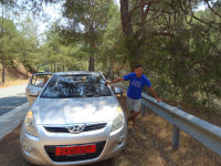 Я с арендованным на Кипре (Κύπρος) мини-автомобилем “Hyundai i20”, вид спереди.