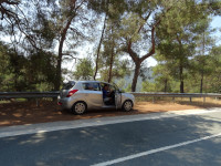 Я в арендованном автомобиле “Hyundai i20”, вид сбоку.