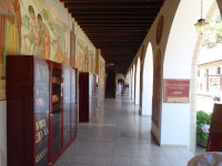 Внутренняя галерея Киккского монастыря (Ιερά μονή Κύκκου) примечательна не только иконописью на стенах, но и иконами в книжных шкафах.