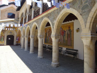 Живописная галерея Киккского монастыря (Ιερά μονή Κύκκου), вид снаружи неё, с 1-го уровня внутреннего двора.
