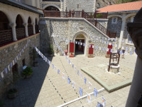 Внутренний двор Киккского монастыря (Ιερά μονή Κύκκου), вид со 2-го яруса на тот же колодец и межъярусную лестницу.