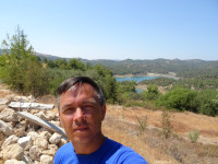 Я и какой-то редкий и сразу большой водоём на пересушенном Кипре (Κύπρος) при спуске от горного Киккского монастыря (Ιερά μονή Κύκκου) на побережье Пафоса (Πάφος), предположительно, водохранилище Аспрокремму (φράγμα Ασπρόκρεμμου).