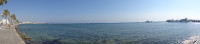 Панорама набережной Пафоса (Πάφος) слева, но больше Средиземного моря (Μεσόγειος θάλασσα) вдоль неё.