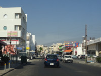Одна из улиц города Пафоса (Πάφος), на которой мы заметили напоминание о дополнительном образовании старшего сына – “Music Gallery”.