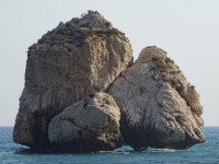 Скалы Афродиты, точнее, скалы в море у кипрского пляжа Афродиты (παραλία Αφροδίτη). Обратите внимание на промежуток-арку между ними для желающих проплыть между («ног Афродиты»?) экстремалов. 🫣