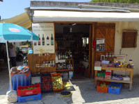 Одна из винно-продуктовых лавочек в традиционной кипрской деревне Омодос (Ομοδος) перевела “free [wine tasting]” с английского не как «бесплатная [дегустация вина]», а как «свободная [от чего?]». 😁