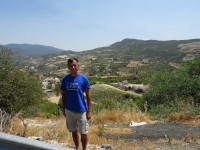 Вид из «центра» Кипра (Κύπρος), от его традиционной деревни Омодос (Ομοδος), на окрестные горы.