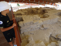 В археологическом парке Курион (Κούριον) вы смотрите на результаты археологических раскопок на открытом воздухе, но ходя по специальным деревянным тротуарам сверху них и часто под спасающими от солнца навесами.
