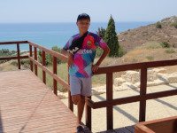 «Одноногий» старший на том же балконе археологического парка Курион (Κούριον) с видом на то же Средиземное море (Μεσόγειος θάλασσα), только в другую сторону (не влево, а вправо).