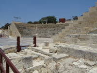 Отреставрированный (амфи)театр (θέατρο) археологического парка Курион (Κούριον), вид снизу, от кулис сцены).