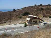 Даже контрольно-пропускной пункт археологического парка Курион (Κούριον) построен из того же камня и накрыт тем же навесом, что и в самом парке.