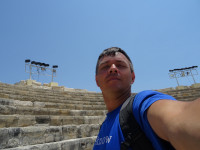 Примерно так древние греки делали автофото в амфитеатре (ἀμφιθέατρον) города Курион (Κούριον), ныне ставшего одним из археологических парков Кипра (Κύπρος).