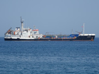 “Carmelia” спряталась за “Island Trader”. Кармелия (“Carmelia”, IMO 9452256) изменяет Айленд Челленджеру (”Island Challenger”, IMO 8711863) с другим танкером нефтепродуктов, Айленд Трейдером (“Island Trader”, IMO 8727836) прямо там же, на рейде у Лимасола (Λεμεσός)?.. 🧐