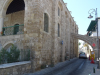 Идём вдоль стены Большой мечети (المسجد الكبير) Ларнаки (Λάρνακα), необычной тем, что она «выставила» свои арки наружу, над примыкающей улицей Бугюк Цами (Bougiouk Tzami).