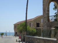 Вид от Большой мечети (المسجد الكبير) Ларнаки (Λάρνακα) на Средневековый музей Ларнаки (Μεσαιωνικό μουσείο Λάρνακας) и Средиземное море (Μεσόγειος θάλασσα).