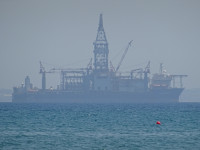 Морская буровая платформа в ды́мке с пляжа Ларнаки (Λάρνακα).