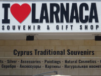 Ларнака (Λάρνακα) нам действительно понравилась (I ❤️ Larnaca), и вообще, и тем, что там много где говорят по-русски (см. надписи на этой вывеске).