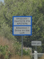 Не столько предупреждение (προσοχη! attention!), сколько напоминание о том, что на Кипре (Κύπρος) левостороннее движение (οδηγειτε στα αριστερα, drive on the left, keep left)… к которому я к тому моменту вполне привык.