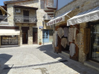 В Лефкаре (Λεύκαρα) кружевом (λευκαρίτικα) торгуют все, даже Марина (Marina).
