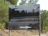 Именно этот фотографический указатель на габионную плотину для обогащения общины Деликипос (εμπλουτιστικο φραγμα gabion κοινοτητασ Δελικηπου) заманил нас посмотреть на… водопад, вместо которого мы нашли пересохшую реку. 🤦