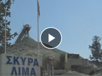 Конвейер с сыплющимися с него камнями, вывеска «Скира Лима» (Σκυρα Λιμα) и движущийся трактор (видеозапись).
