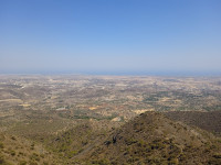 Кипр (Κύπρος) с прожилками. С высоты 750 метров горы Креста (Σταυροβούνι).