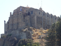 Суровый Крестовоздвиженский монастырь (Μονή Σταυροβουνίου) находится на вершине (750 метров) одноимённой горы Креста (Σταυροβούνι).