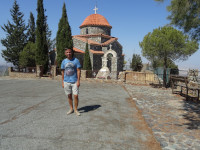 Я почти на самой вершине кипрской горы Креста (Σταυροβούνι), где находится одноимённый монастырь (Μονή Σταυροβουνίου), но за спиной не он, а связанная с ним часовня.
