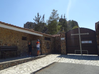 Напились высокогорной воды Креста (Σταυροβούνι) – можно и дальше ехать, вниз, с горы…