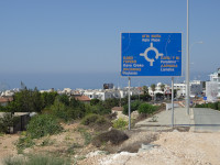 Прямо пойдёшь – в Айя-Напу (Αγία Νάπα) и на море (Μεσόγειος θάλασσα) попадёшь, налево пойдёшь – на мыс Греко (Κάβο Γκρέκο) или в Протарас (Πρωταράς), а направо – в Паралимни (Παραλίμνι) и Ларнаку (Λάρνακα).