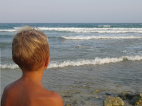 Прощание с морем (Μεσόγειος θάλασσα) и солёным ветром, треплющим волосы.