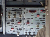 Самолёт Airbus A321-232 с бортовым номером VP-BRD не самый новый (выпущен 2007-05-04, то есть на тот момент 14+ лет от роду), а потому авионика в нём такая… многочисленная. 🫣