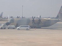 Военный самолёт неизвестной принадлежности (на хвосте непонятный флаг 🤔), который мы увидели в аэропорту Ларнака (διεθνής αερολιμένας Λάρνακας) при рулении ко взлёту.