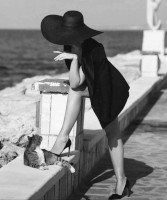 Это фотографии некоей Линды Фриц (Linda Fritz) случайно попалась мне в X (Twitter) по адресу https://x.com/LindFritz/status/1969102649271173428, но благодаря предыдущим фотографиям с якорем (скрипичным ключом) и котом (на характером бортике), я сразу узнал, что она была сделана тут же, на насыпи вокруг гавани айя-напского порта (Λιμανάκι Αγίας Νάπας).