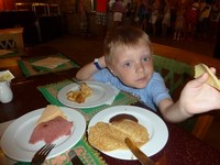 Ратмир за завтраком в «нубийском ресторане» (Nubian Restaurant). Его привередливость в еде вполне побеждалась больши́м выбором «шведского стола».