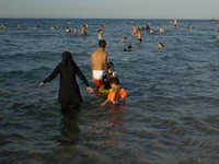 Красное море. Много арабов, в том числе арабок, купающихся в полном облачении (и как им это только нравится?).
