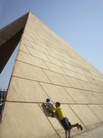Территория гостиничного комплекса Golden 5 City. Панов в своих «Анклавах» называл это «Пирамидомом», а так это стилизованная «под фараонов» арка над въездом на территорию. Старший сын Ратмир и я обезьянничаем. 😊